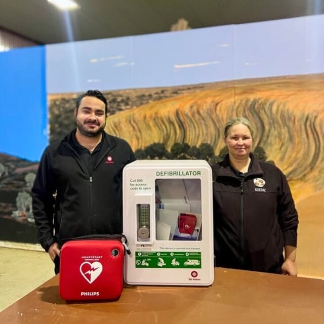 New defibrillator for Narrogin ⚡

An organisation supporting First Nations communities across the Wheatbelt is the latest to receive life-saving equipment from St John WA. Keedac were presented with a new automated external defibrillator after our Dawesville Sub Centre donated the device. With only one in 10 people surviving out-of-hospital cardiac arrests, defibrillators are key to saving lives. Read more: https://brnw.ch/21wTfYY