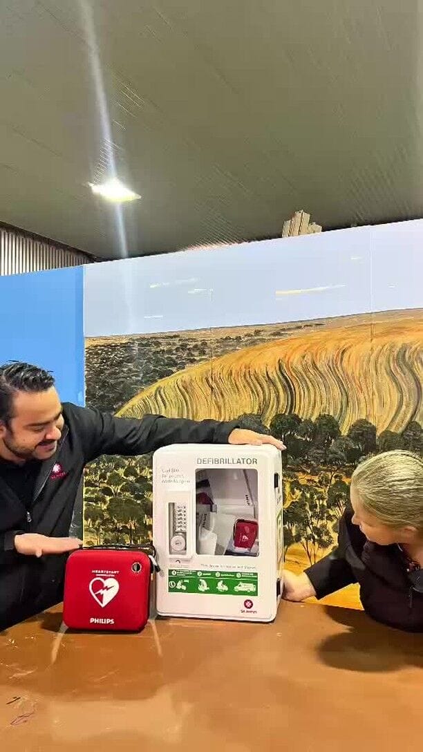 New defibrillator for Narrogin ⚡
An organisation supporting First Nations communities across the Wheatbelt is the latest to receive life-saving equipment from St John WA. Keedac were presented with a new automated external defibrillator after our Dawesville Sub Centre donated the device. With only one in 10 people surviving out-of-hospital cardiac arrests, defibrillators are key to saving lives. Read more via the link in our bio.
